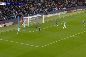 失良机！恩佐近距离头球顶偏，怒踹场边水瓶