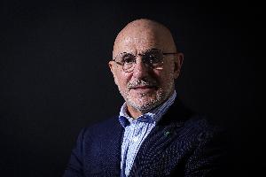 德拉富恩特获奖感言：这是一项属于团队的荣誉，而我有幸任主教练