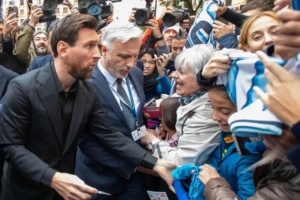 世体：梅西荣获阿斯图里亚斯公主体育奖，受到数百名球迷热烈欢迎